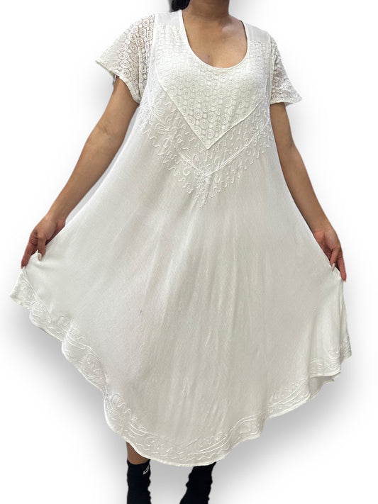 Vestido de dama blanco con mangas con bordados