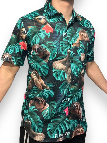 Camisa Hawaiana de Caballero Estampado Oso Perezoso Pura Vida