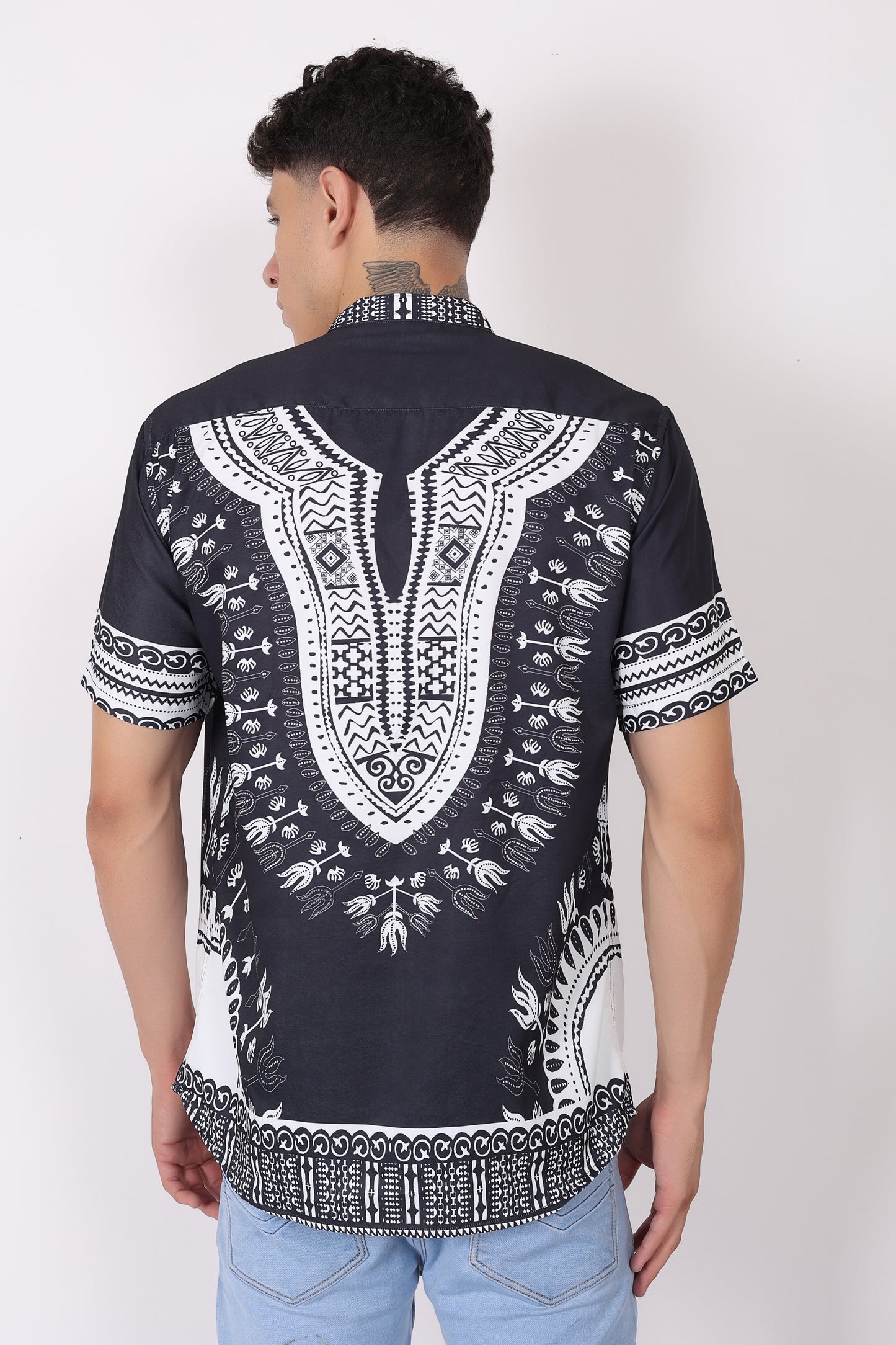 Camisa de Hombre Afrocaribeño Negro con Blanco de Botones Cuello Chino HS405